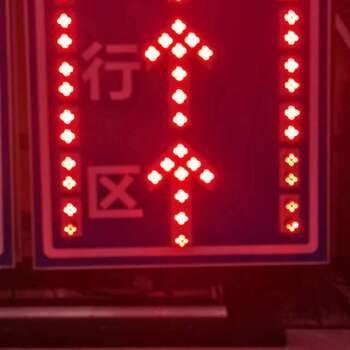 直行待駛區(qū)標(biāo)牌